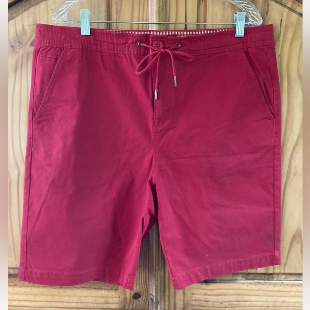 Men's Guess red flat front chino Bermuda shorts size L